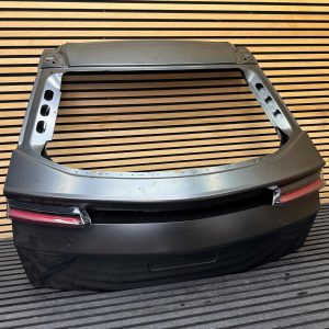 lamborghini-urus-tailgate